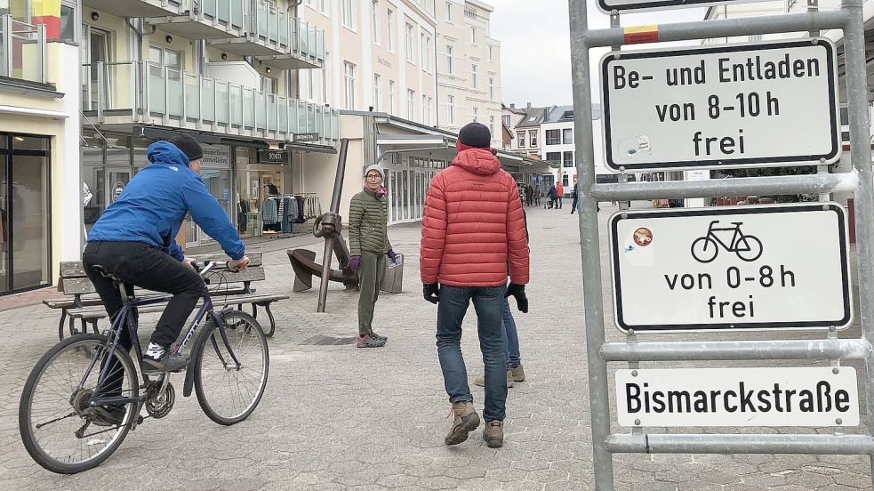 Fahrradfahren ist in der Bismarckstraße nur von 0 Uhr bis 8 Uhr erlaubt, viele halten sich nicht daran. Foto: Kraft
