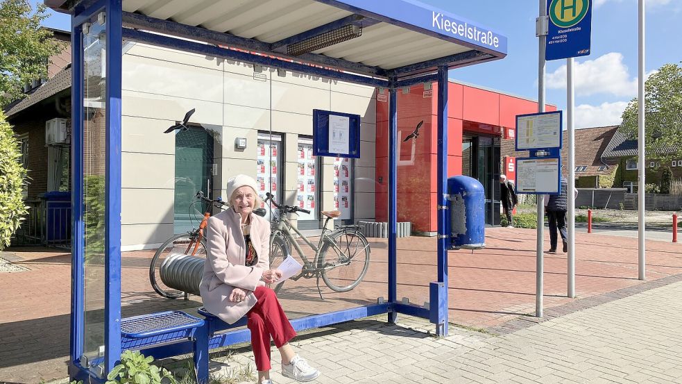 Wie bestellt und nicht abgeholt: Grete Schröder-Drehmer an der Bushaltestelle „Kieselstraße“. Foto: Schuurman