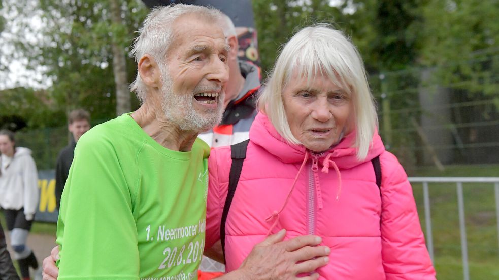 Dietrich Steinke hat nun eine Ossiloop-Etappe mehr absolviert als seine Frau Hilde Steinke. Rekorde sind den beiden aber ziemlich egal. Fotos: Ortgies