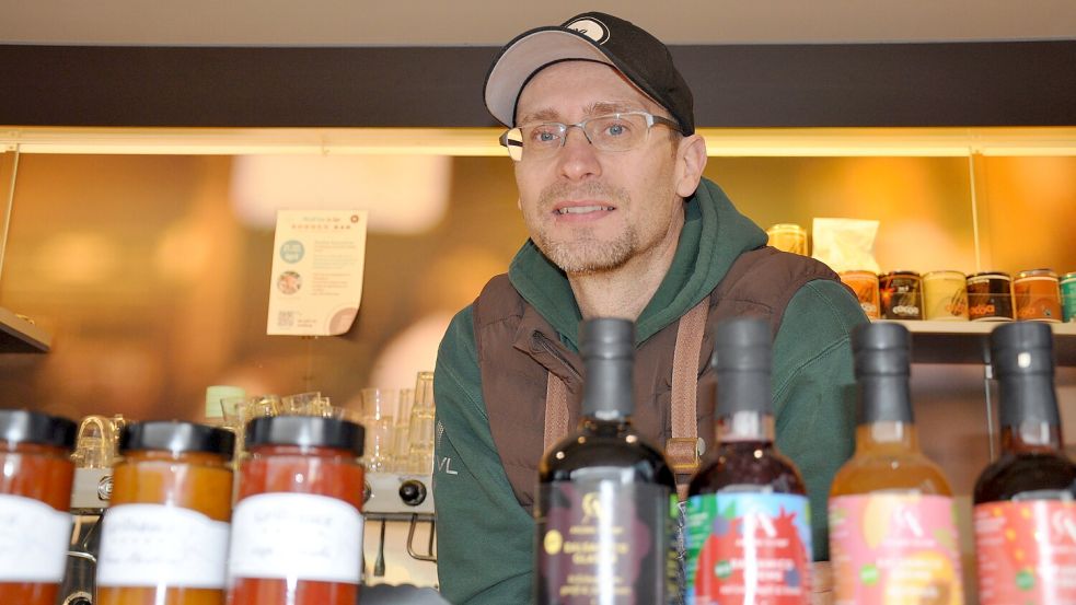 Dave Jakusch ist Barista aus Leidenschaft. Am liebsten verkauft er seinen frisch zubereiteten Kaffee über den Tresen seines mobilen Cafés, mit dem er wie hier auf dem Wittmunder Wochenmarkt unterwegs ist. Foto: Ullrich