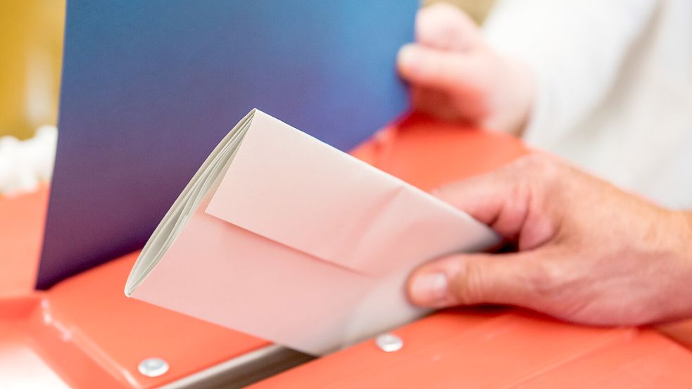 Erstmals ist der Stimmzettelumschlag bei der Europawahl nicht blau, sondern weiß. Symbolfoto: Bockwoldt/dpa