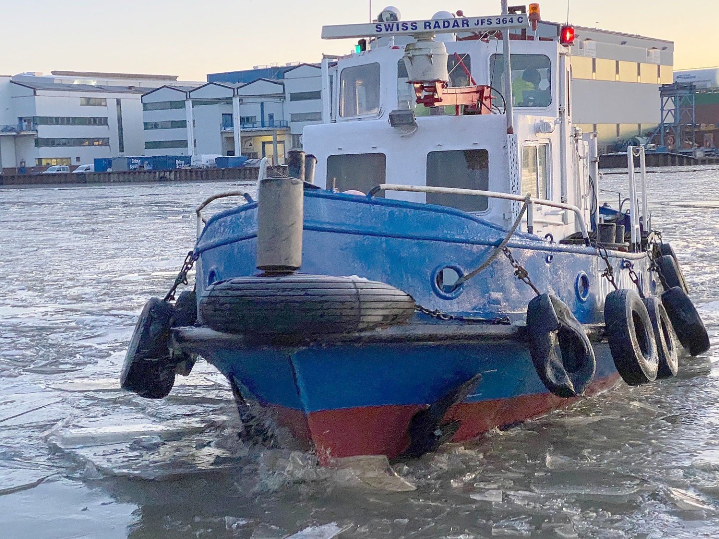 Mit dem Eisbrecher durch den Leeraner Hafen - Bild 1