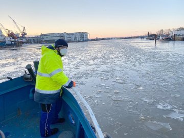 Mit dem Eisbrecher durch den Leeraner Hafen - Bild 2