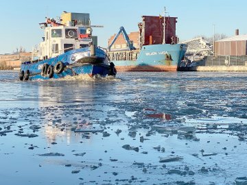 Mit dem Eisbrecher durch den Leeraner Hafen - Bild 3