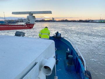 Mit dem Eisbrecher durch den Leeraner Hafen - Bild 4