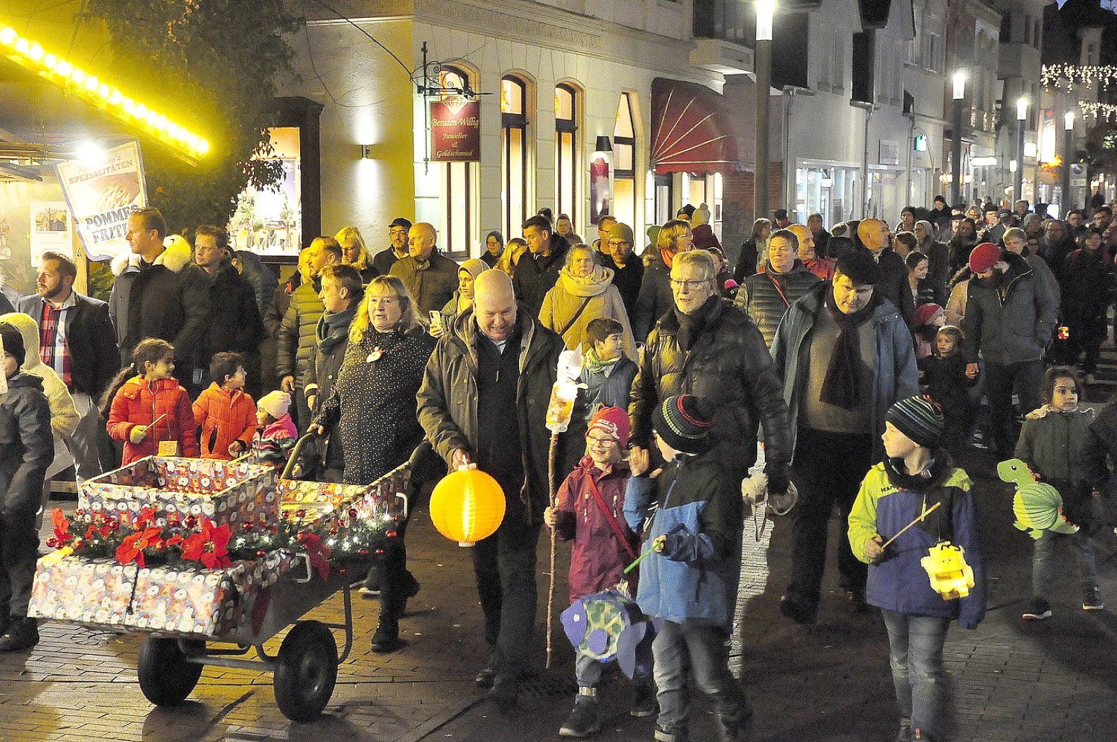 Leeraner Weihnachtsmarkt eröffnet - Bild 1
