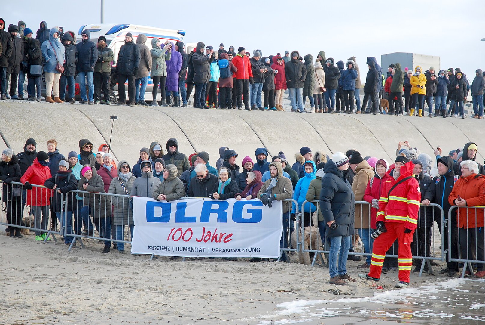 Neujahrsbaden 2024 auf Borkum - Bild 1
