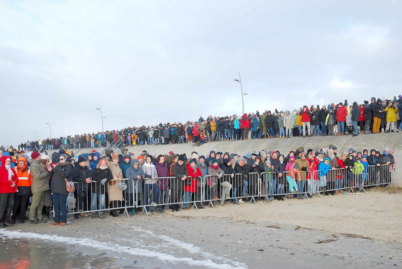 Neujahrsbaden 2024 auf Borkum - Bild 2