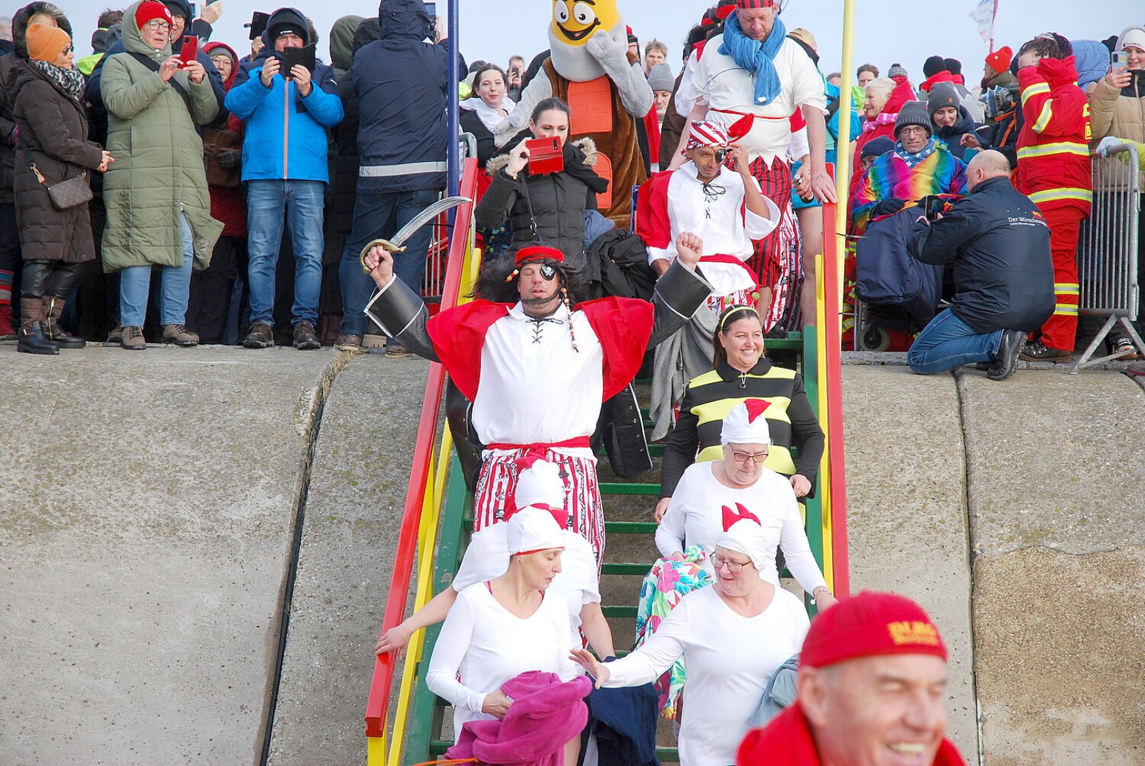 Neujahrsbaden 2024 auf Borkum - Bild 6