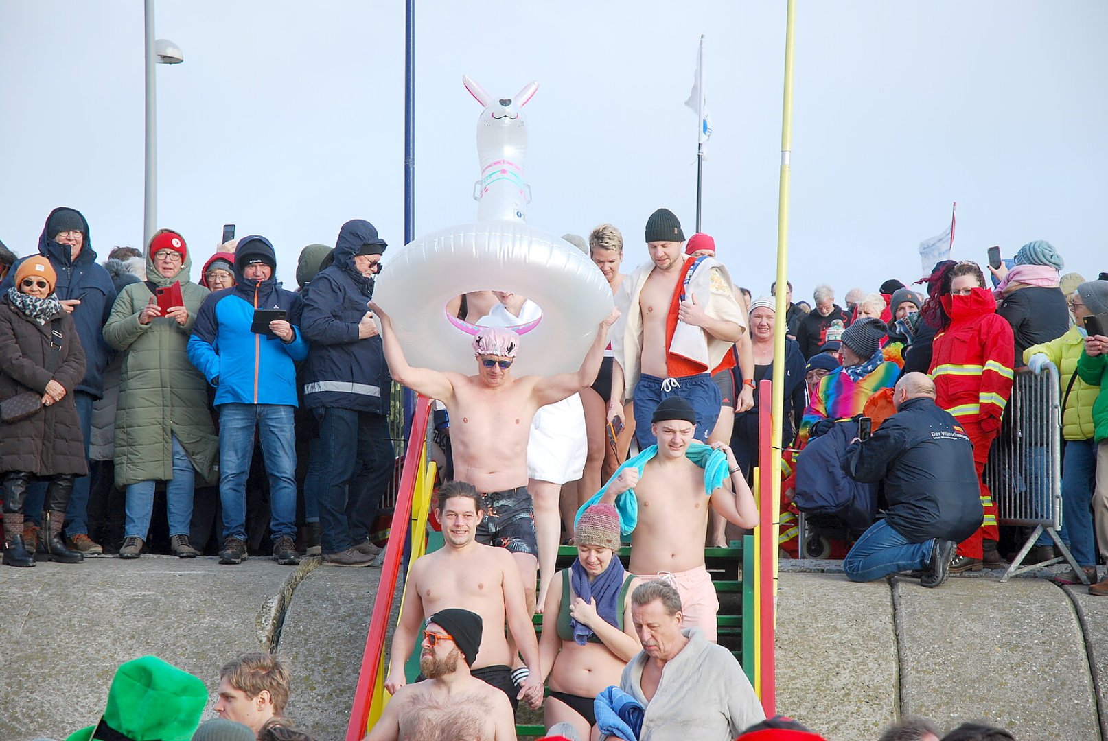 Neujahrsbaden 2024 auf Borkum - Bild 11
