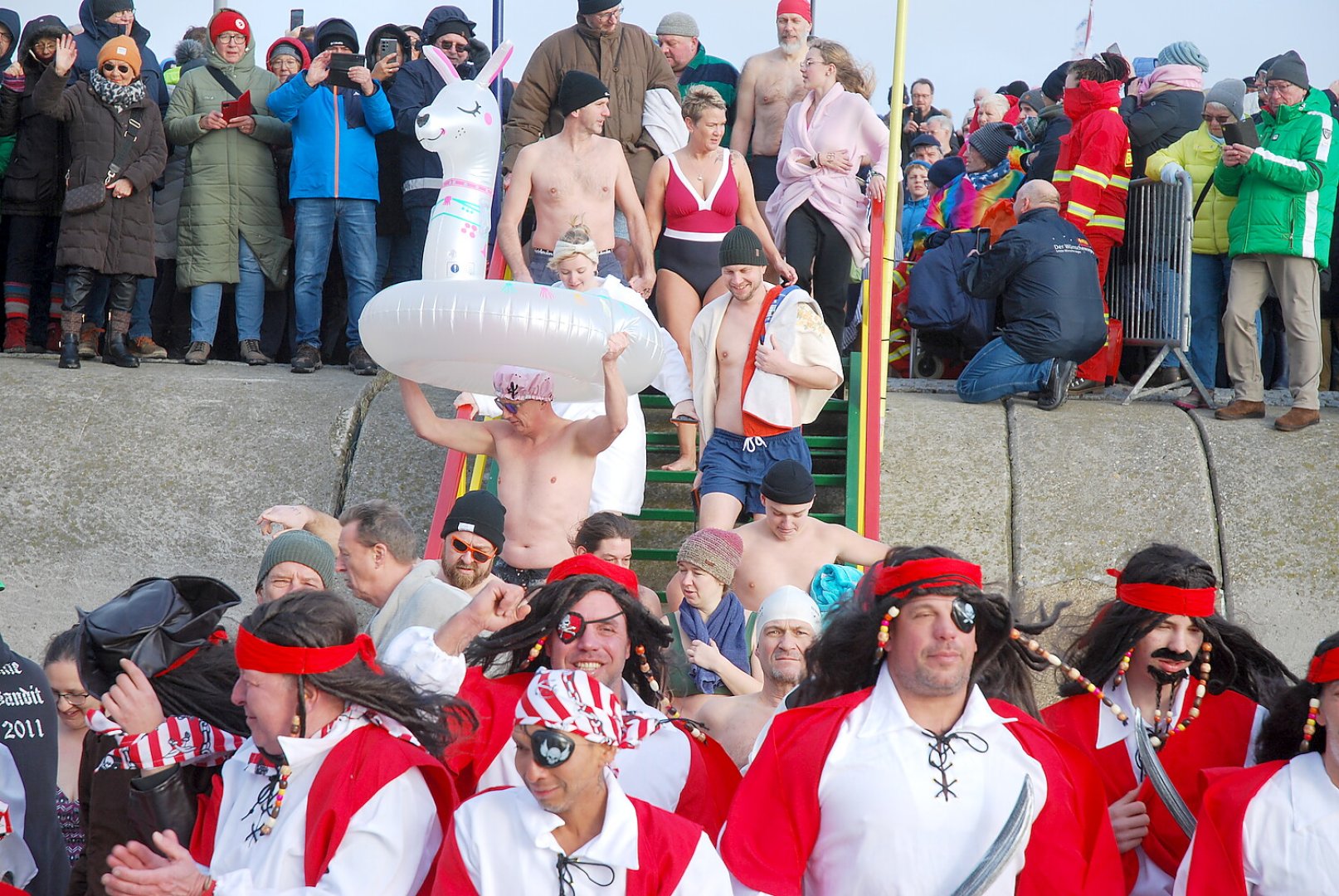 Neujahrsbaden 2024 auf Borkum - Bild 12