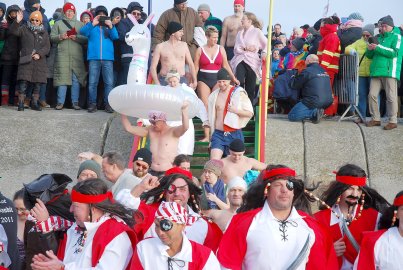 Neujahrsbaden 2024 auf Borkum - Bild 12