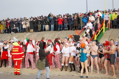 Neujahrsbaden 2024 auf Borkum - Bild 15