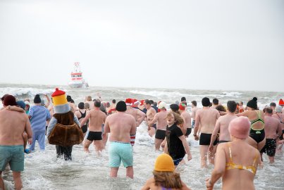 Neujahrsbaden 2024 auf Borkum - Bild 16