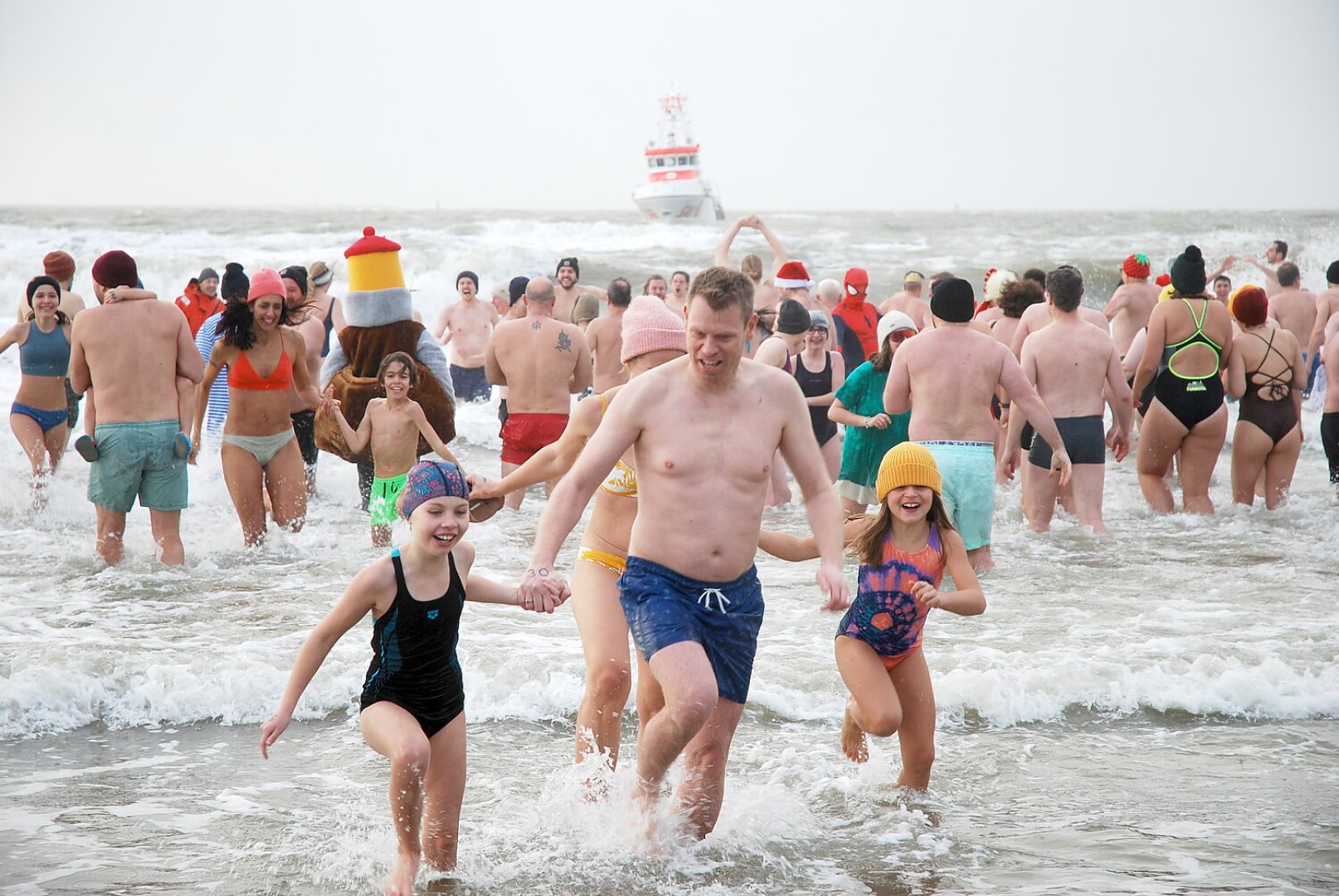 Neujahrsbaden 2024 auf Borkum - Bild 17