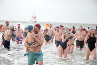 Neujahrsbaden 2024 auf Borkum - Bild 18