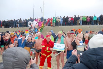 Neujahrsbaden 2024 auf Borkum - Bild 24