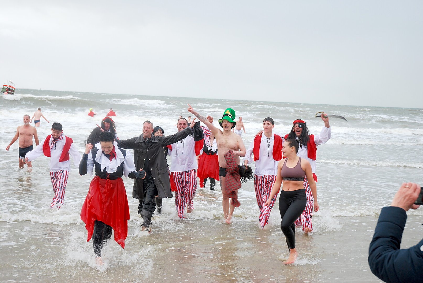 Neujahrsbaden 2024 auf Borkum - Bild 25