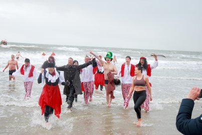 Neujahrsbaden 2024 auf Borkum - Bild 25