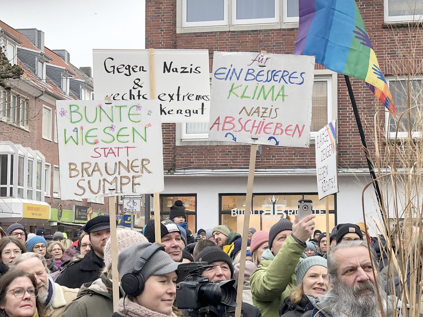 Hunderte setzen in Emden ein Zeichen gegen Rechtsextremismus - Bild 3
