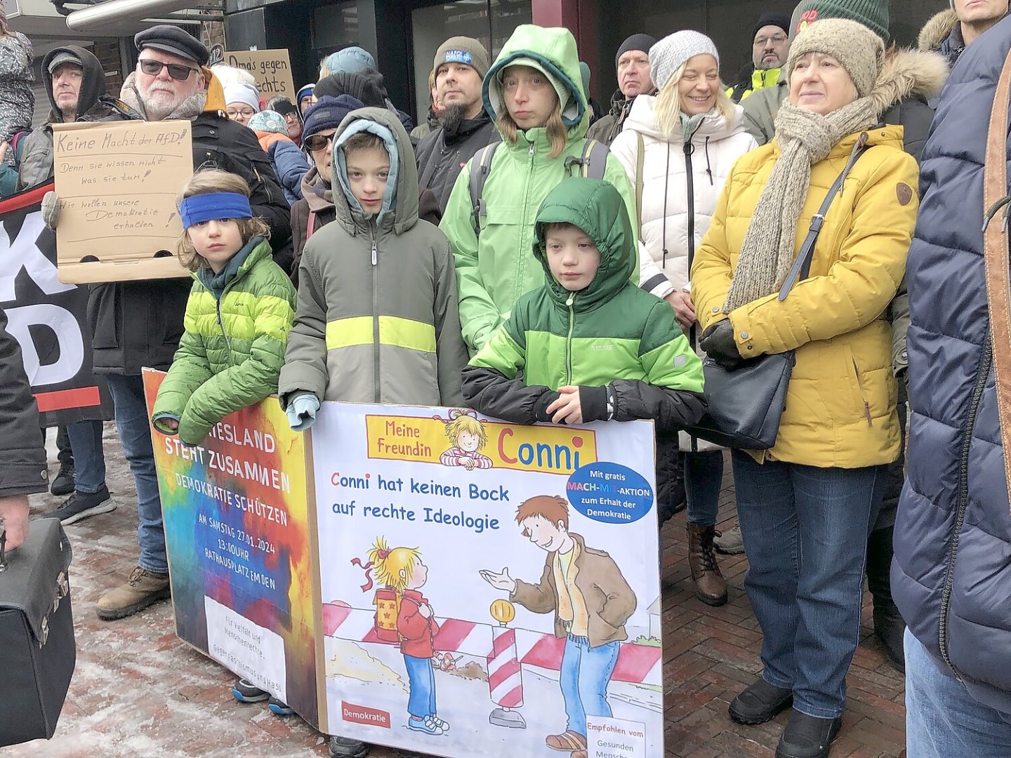 Hunderte setzen in Emden ein Zeichen gegen Rechtsextremismus - Bild 4