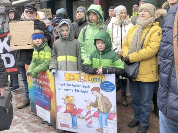 Hunderte setzen in Emden ein Zeichen gegen Rechtsextremismus - Bild 4