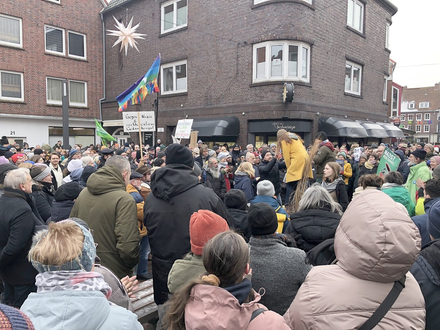 Hunderte setzen in Emden ein Zeichen gegen Rechtsextremismus - Bild 5