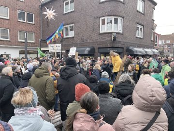 Hunderte setzen in Emden ein Zeichen gegen Rechtsextremismus - Bild 5
