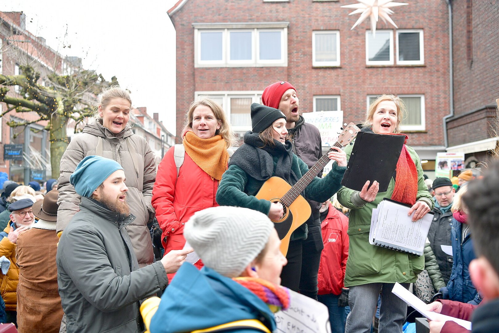 Hunderte setzen in Emden ein Zeichen gegen Rechtsextremismus - Bild 7