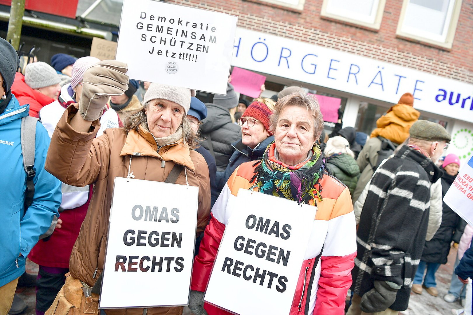 Hunderte setzen in Emden ein Zeichen gegen Rechtsextremismus - Bild 8