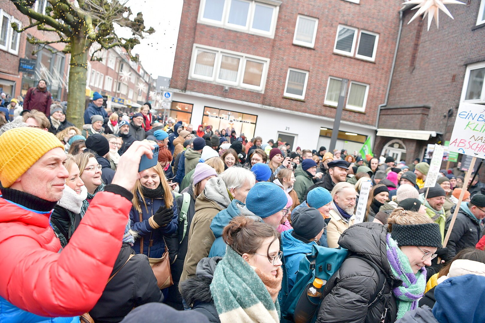 Hunderte setzen in Emden ein Zeichen gegen Rechtsextremismus - Bild 9