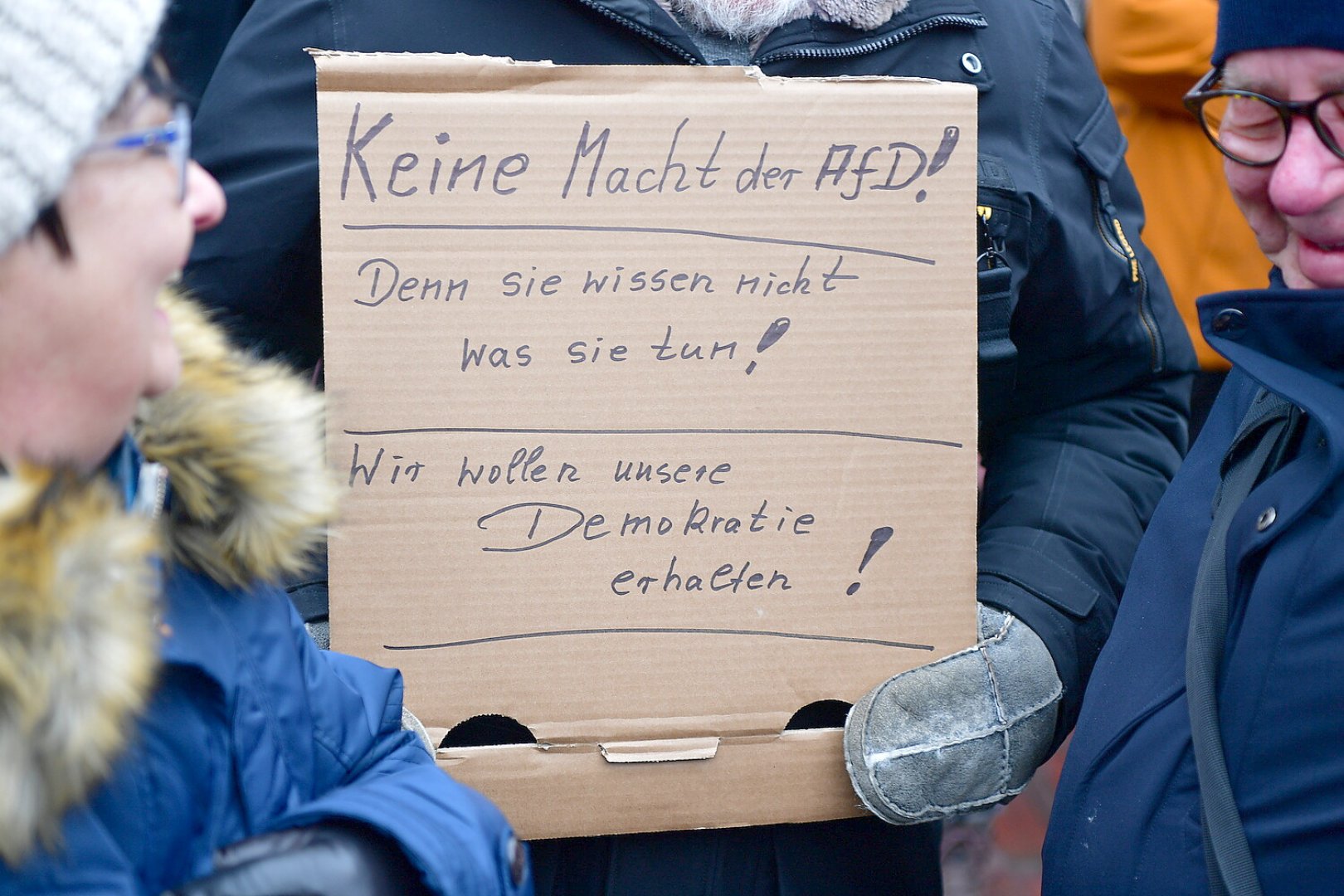 Hunderte setzen in Emden ein Zeichen gegen Rechtsextremismus - Bild 10
