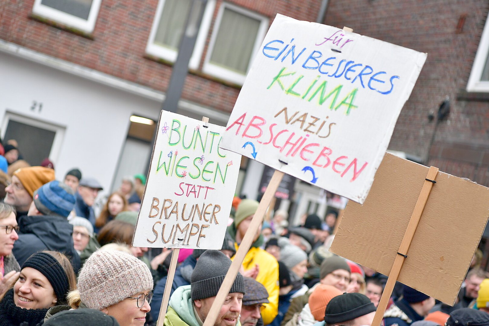 Hunderte setzen in Emden ein Zeichen gegen Rechtsextremismus - Bild 11