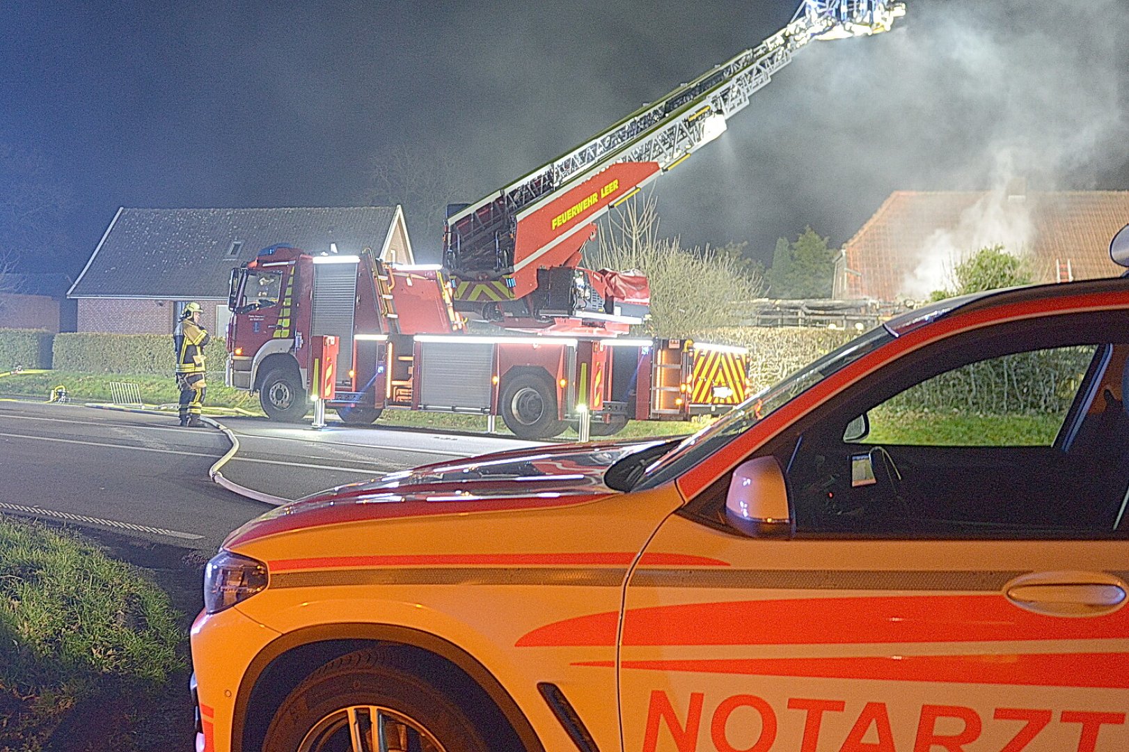 Feuer vernichtet Anbau in Holtland - Bild 1