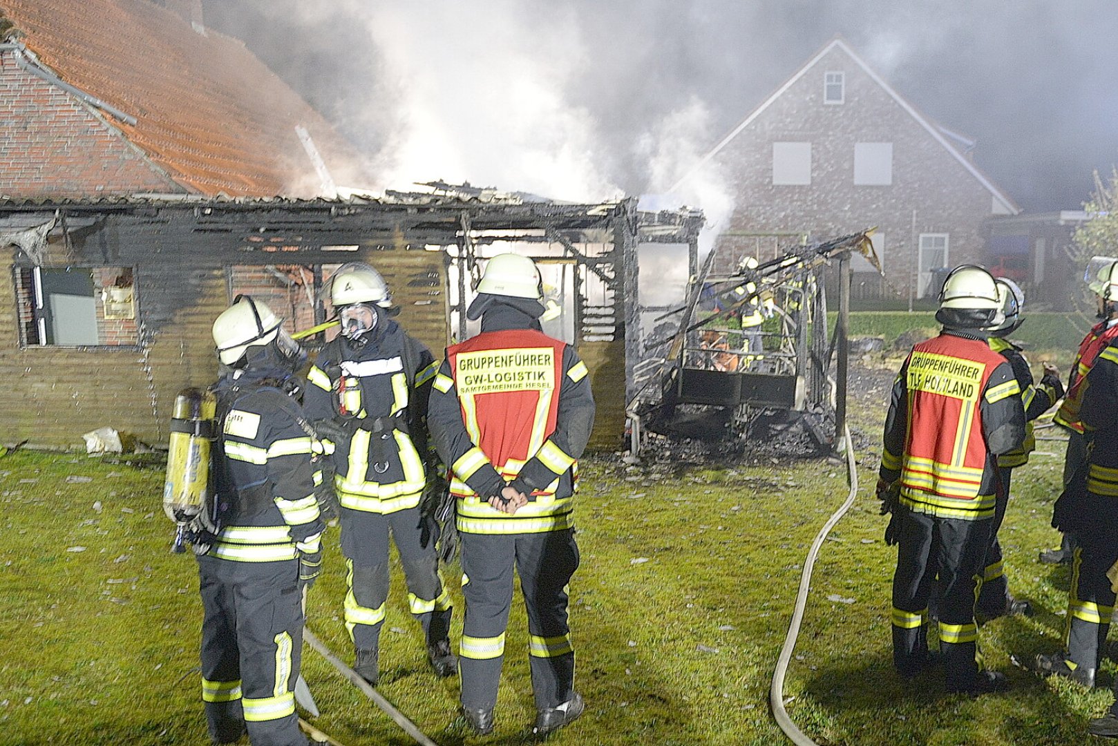 Feuer vernichtet Anbau in Holtland - Bild 3