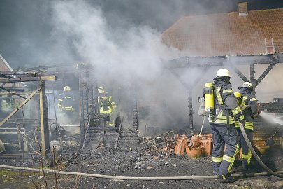 Feuer vernichtet Anbau in Holtland - Bild 4