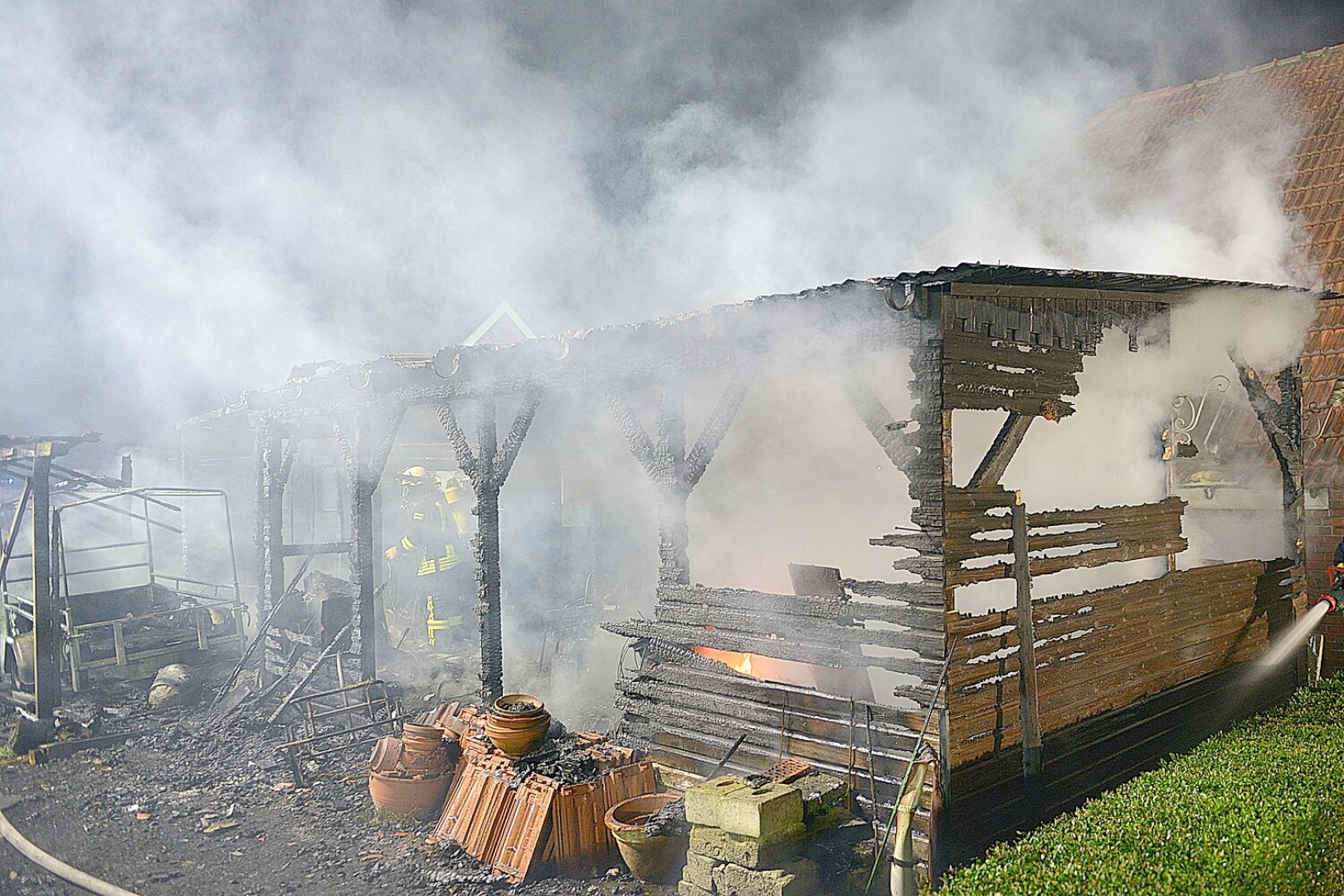 Feuer vernichtet Anbau in Holtland - Bild 5