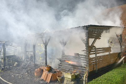 Feuer vernichtet Anbau in Holtland - Bild 5