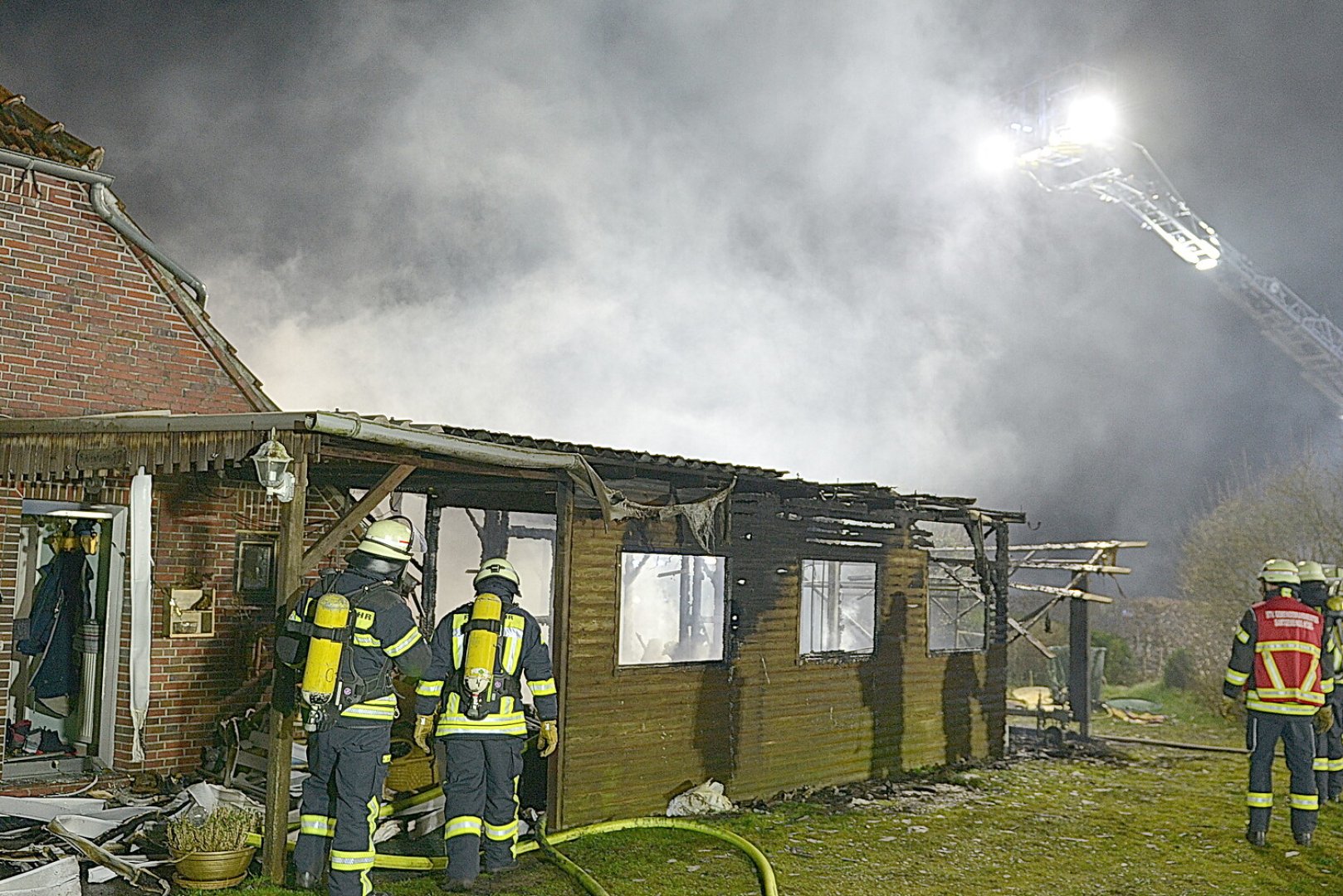 Feuer vernichtet Anbau in Holtland - Bild 6