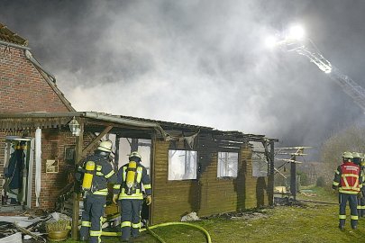 Feuer vernichtet Anbau in Holtland - Bild 6