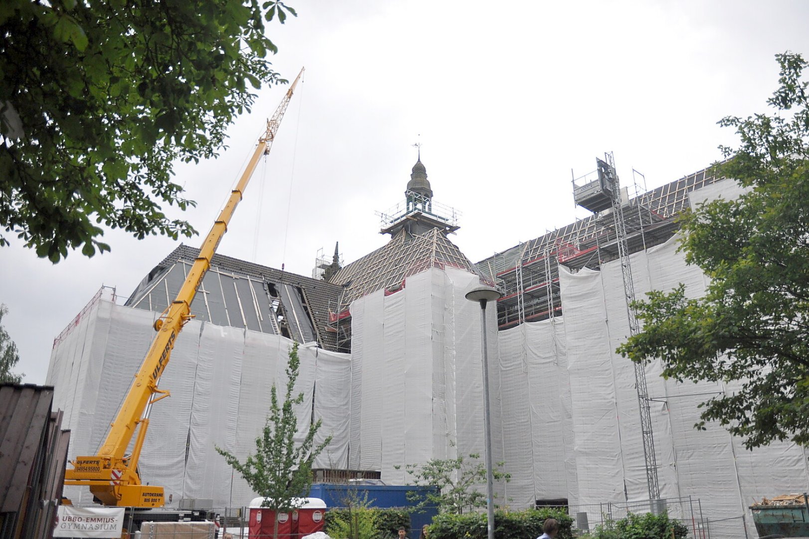 Wuchtige Stahlträger am Ubbo-Emmius-Gymnasium in Leer eingehängt - Bild 1