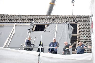 Wuchtige Stahlträger am Ubbo-Emmius-Gymnasium in Leer eingehängt - Bild 6
