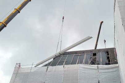 Wuchtige Stahlträger am Ubbo-Emmius-Gymnasium in Leer eingehängt - Bild 8