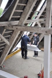 Wuchtige Stahlträger am Ubbo-Emmius-Gymnasium in Leer eingehängt - Bild 11