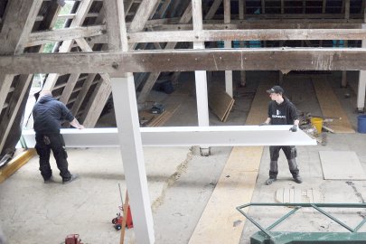 Wuchtige Stahlträger am Ubbo-Emmius-Gymnasium in Leer eingehängt - Bild 12