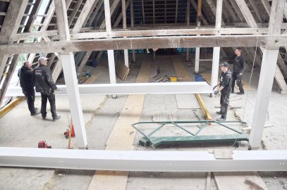 Wuchtige Stahlträger am Ubbo-Emmius-Gymnasium in Leer eingehängt - Bild 13