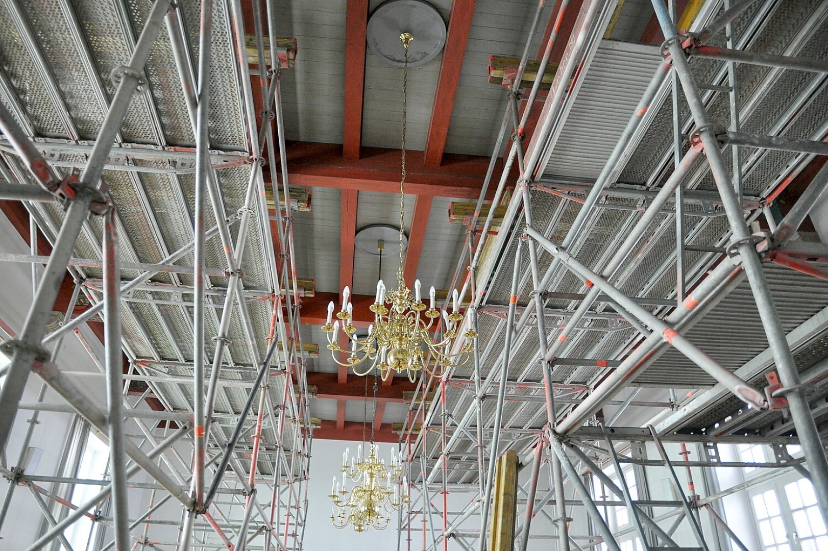 Wuchtige Stahlträger am Ubbo-Emmius-Gymnasium in Leer eingehängt - Bild 14
