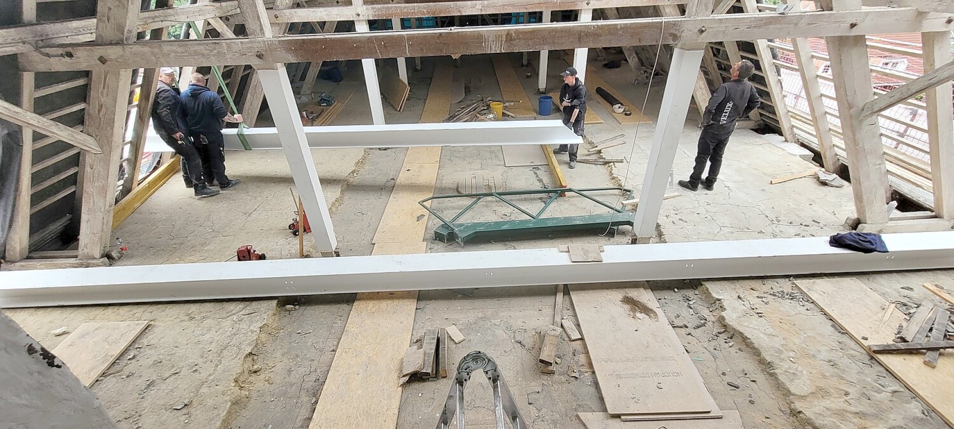 Wuchtige Stahlträger am Ubbo-Emmius-Gymnasium in Leer eingehängt - Bild 15