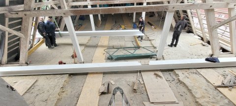 Wuchtige Stahlträger am Ubbo-Emmius-Gymnasium in Leer eingehängt - Bild 15