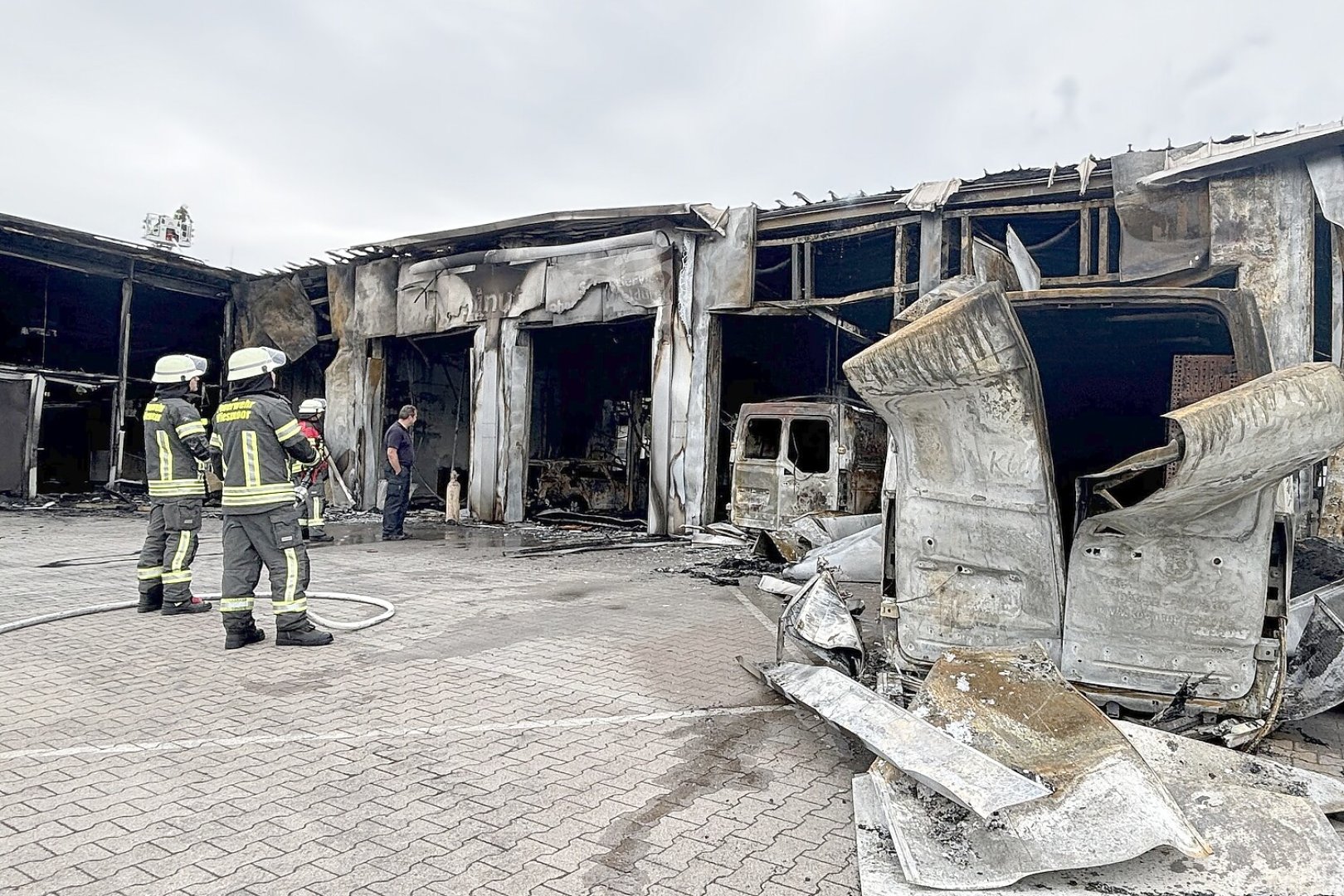Großbrand im Autohaus Rolf in Wiesmoor - Bild 1